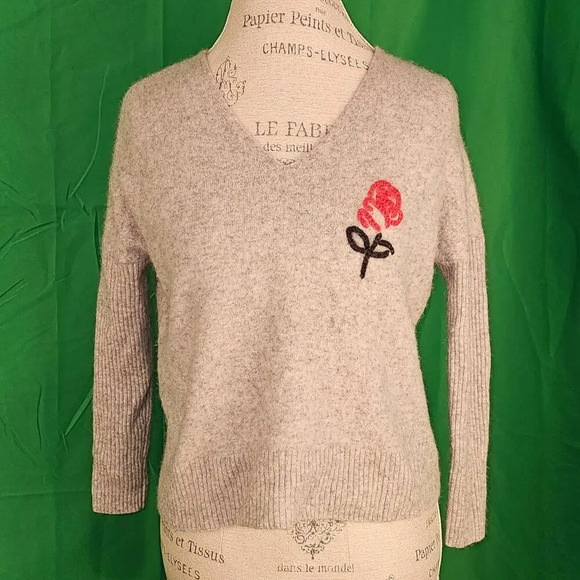 Wildfox‎ Womens Gray Rose Cashmere V Neck Sweater Medium - Picture 1 of 5